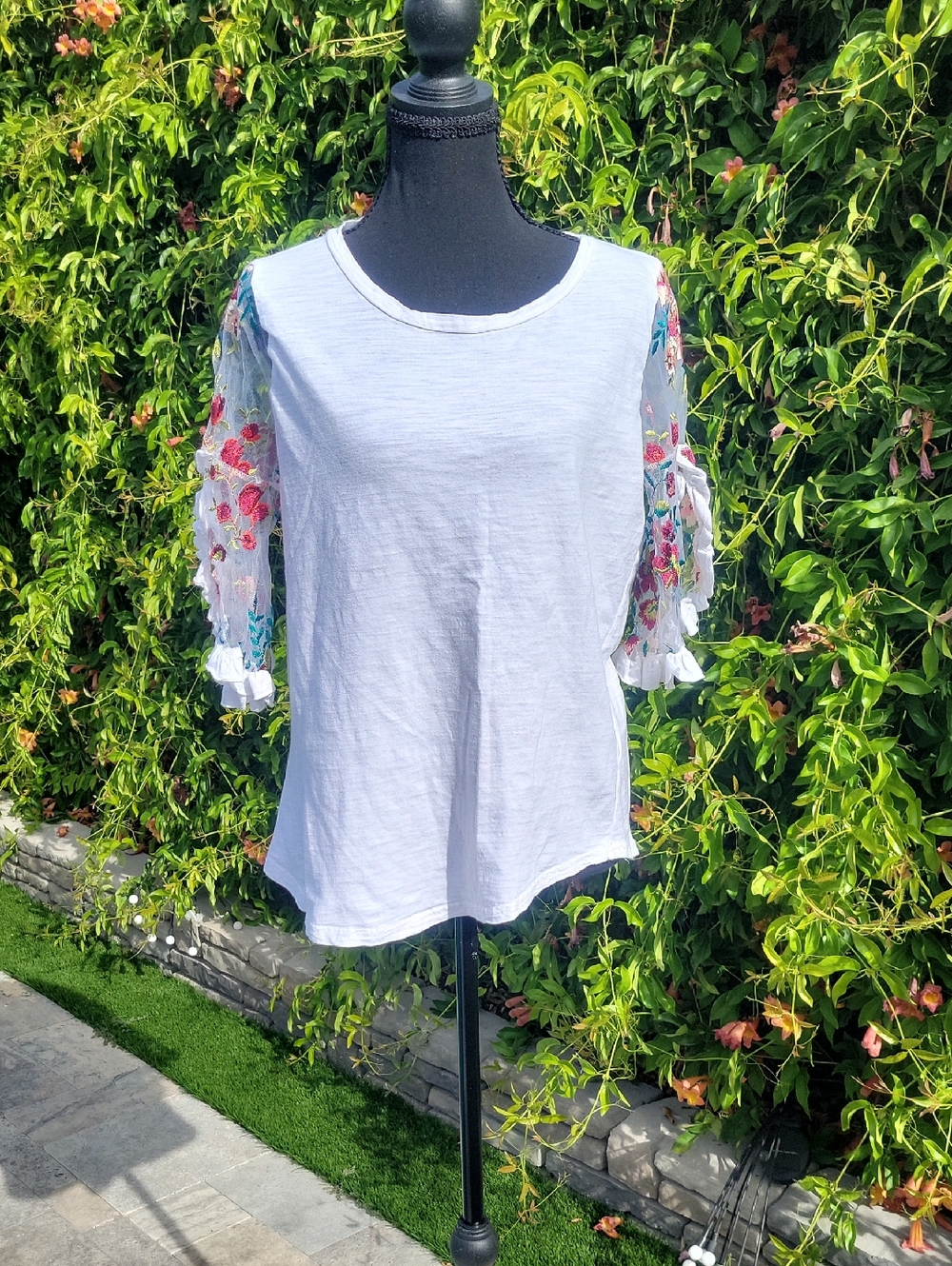 Umgee White Boho Top with Floral Embroidered Sleeves Sz M